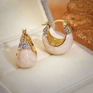 Orecchini a cerchio vintage in oro con smalto marmorizzato e zirconi su velluto