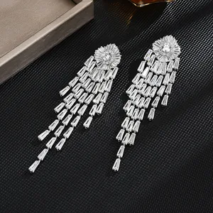 Dettaglio degli orecchini a nappa in argento con scintillanti pietre di zircone