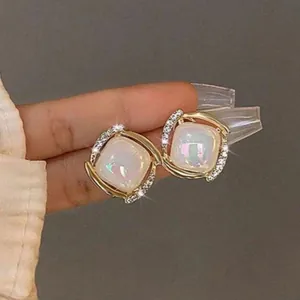 Orecchini a fiocco in stile francese con perni di perle e cristalli scintillanti su metallo oro