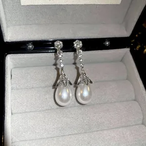 Eleganti orecchini di perle a goccia in argento con zirconi in una scatola regalo