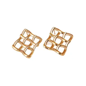 Eleganti orecchini a rete quadrata placcati in oro con design geometrico intrecciato