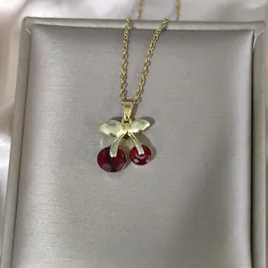 Modisches Kirsch-Halsketten-Set mit roten Edelsteinanhängern an einer goldenen Gliederkette