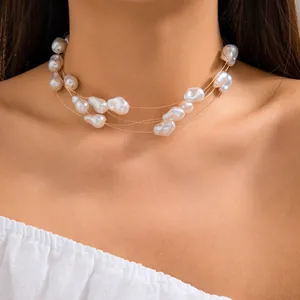 Choker élégant à plusieurs fils dorés et perles baroques irrégulières pour femmes