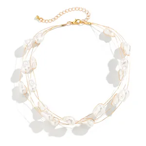Collier élégant multi-rangs en fils dorés avec perles baroques et fermoir mousqueton