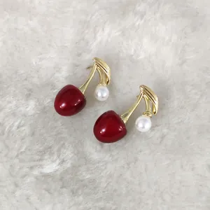 Detailansicht der Kirschohrringe mit goldenen Blättern und weißen Perlenakzenten