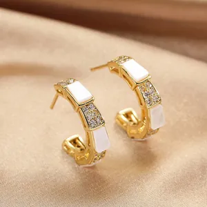 Lussuosi orecchini a cerchio a C placcati in oro con accenti verde smeraldo e cristalli