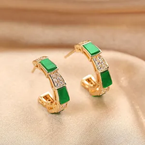 Dettaglio degli orecchini a C placcati in oro con pietre rettangolari verde smeraldo
