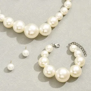 Elegantes Barockperlen Schmuckset bestehend aus Halskette Armband und Ohrsteckern
