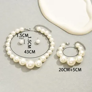 Minimalistisches Barock-Perlen-Schmuckset mit Halskette, Armband und Ohrsteckern