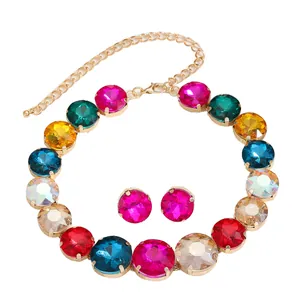 Set di gioielli con collana di pietre preziose multicolori e orecchini a lobo coordinati