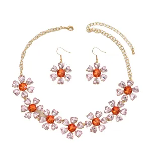Mode-sieradenset met gouden hartbloem ketting en roze kristallen oorbellen