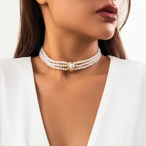 Collana girocollo a tre fili di perle con chiusura dorata e pendente ovale