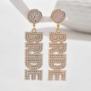 Elegante gouden druppeloorbellen met parel- en kristalbezetting BRIDE-letters