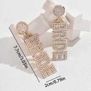 Elegante gouden druppeloorbellen met parelmoer BRIDE letters voor bruiloftstijl