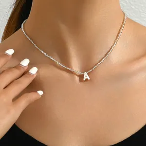 Elegante Perlenkette mit Perlmutt-Buchstabe-A-Anhänger an einem weiblichen Model
