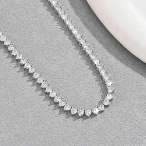 Elegante Tennis-Halskette mit Herzschliff-Zirkonia und silberfarbener Basis für Damen