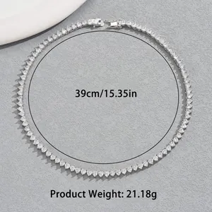 Elegante lange Halskette mit funkelnder Reihe von Herz-Zirkonia auf grauem Hintergrund