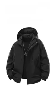 Détail d'une veste à capuche avec fermeture éclair, rabat coupe-vent et cordon