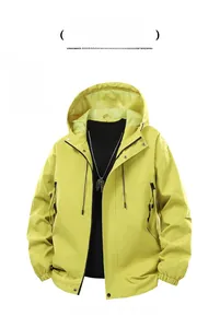 Vue détaillée du coupe-vent à capuche jaune citron avec fermeture éclair et accents noirs