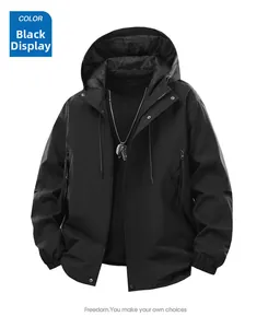 Vue détaillée de la veste noire à capuche avec poignets côtelés et fermeture éclair