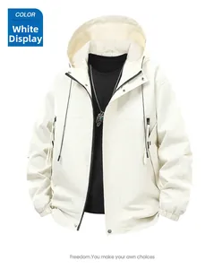 Vue détaillée d'une veste à capuche blanche avec poches zippées et cordons de serrage réglables