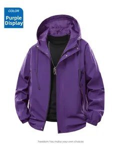 Détail de la veste à capuche violette avec fermeture éclair et poignets élastiques