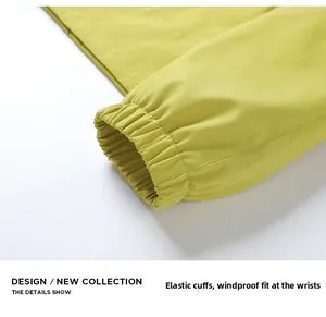 Détail des poignets élastiques sur coupe-vent jaune montrant l'ajustement coupe-vent idéal