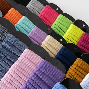 Mehrfarbige gerippte Strickstulpen, ordentlich auf schwarzen Karten präsentiert