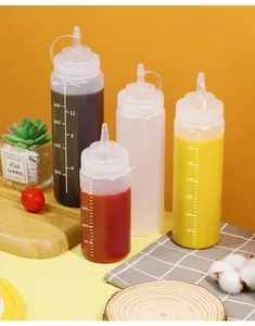 Vue détaillée de flacons compressibles en plastique avec graduations pour sauces de cuisine
