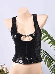 Détail d'un débardeur noir à paillettes avec col en U profond et découpe à lacets réglables