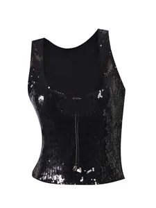 Détail d'un haut à paillettes noires avec dos évidé et fermeture à lacets ajustée