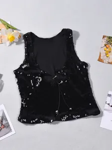 Détail du haut à paillettes noires sans manches avec lacets au dos et accents en métal
