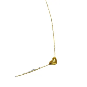 Collier minimaliste avec pendentif cœur doré, chaîne délicate et surface martelée texturée
