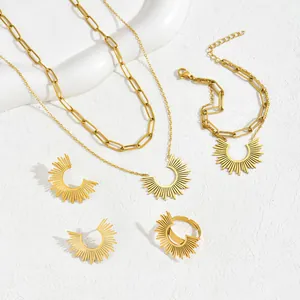 Set gioielli dorati con collana a sole, bracciale, orecchini e anello aperto moderno