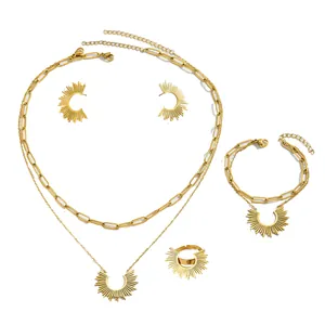 Elegante set di gioielli 4 pezzi dorati con motivi a raggiera, inclusi collana e anello