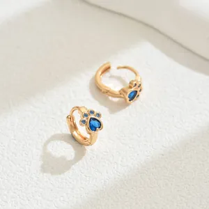 Orecchini a zampa dorati minimalisti con pietre blu a cuore e accenti di zircone scintillanti