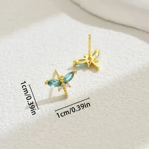 Zarte goldene Libellen-Ohrstecker mit blauen Zirkonia-Flügeln und Größenangaben