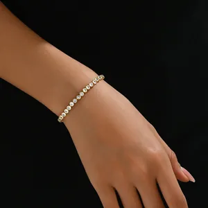 Klassieke 18k vergulde tennisarmband bezet met sprankelende ronde zirkonia steentjes