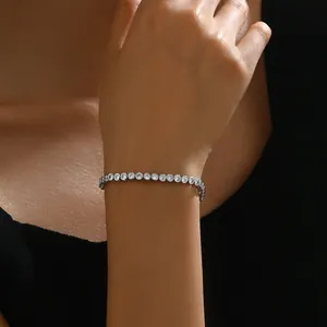 Close-up van fonkelende tennisarmband met ronde zirkonia in zilveren zetting