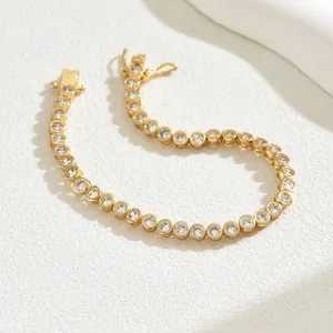 Klassieke 18k vergulde tennisarmband met ronde zirkonia in een elegante S-curve vorm