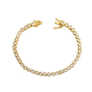 Elegante vergulde tennisarmband met zirkonia in kastzetting op een witte achtergrond