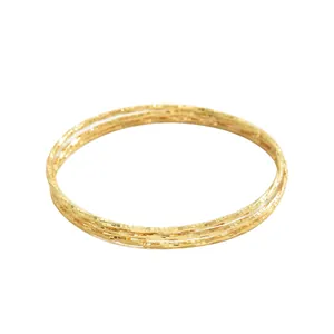 Bracciali a strati alla moda placcati in oro 18K con sfaccettature geometriche testurizzate