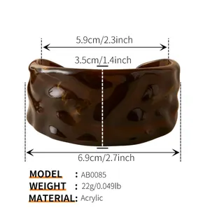 Dimensions détaillées pour bracelet large en acrylique avec texture ondulée et mesures