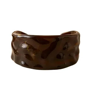 Bracelet manchette en acrylique marron à texture irrégulière et effet ambre