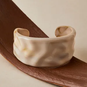Bracelet manchette large en acrylique à texture irrégulière et finition marbrée