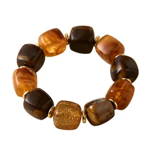 Retro-Armband mit gemischten quadratischen Perlen, Bernsteintextur und Goldakzenten