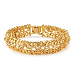 Detalle de la pulsera de triple capa chapada en oro de 18K con cierre de broche seguro