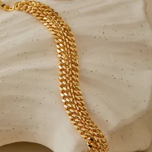 Detalle de cerca de la pulsera de cadena de triple capa chapada en oro de 18K con brillo