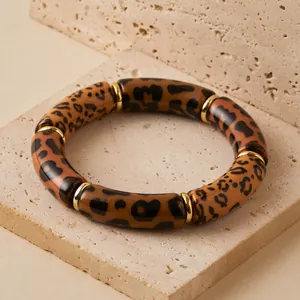 Dettaglio del bracciale bohemian con perline a tubo leopardate e distanziali dorati