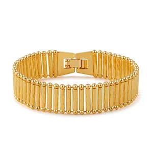 Vista detallada de la pulsera de cadena multicapa bañada en oro de 18K con cierre plegable